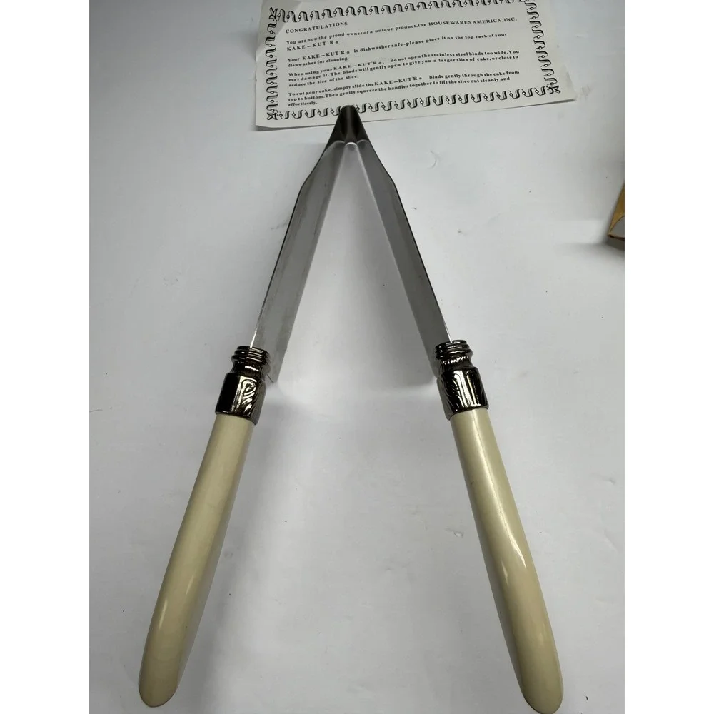 Avon Kake-Kut'r V-Shape Stainless Steel CakeSlicer Server Cream Handles F65263-1